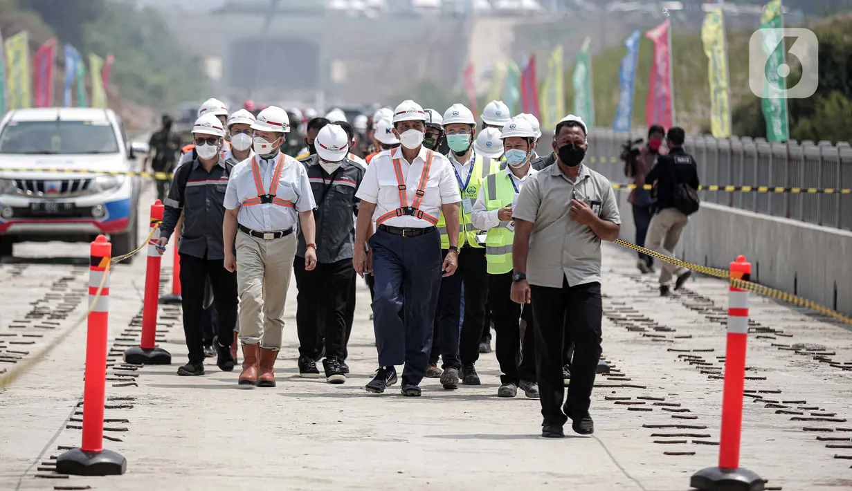 Menteri Koordinator Bidang Kemaritiman dan Investasi Luhut Binsar Panjaitan (depan tengah) berjalan bersama Duta Besar RRT Lu Kang (depan kiri) saat meninjau Tunnel 6 proyek kereta cepat Jakarta-Bandung di Puwakarta, Jawa Barat, Rabu (30/3/2022). (Liputan6.com/Faizal Fanani)
