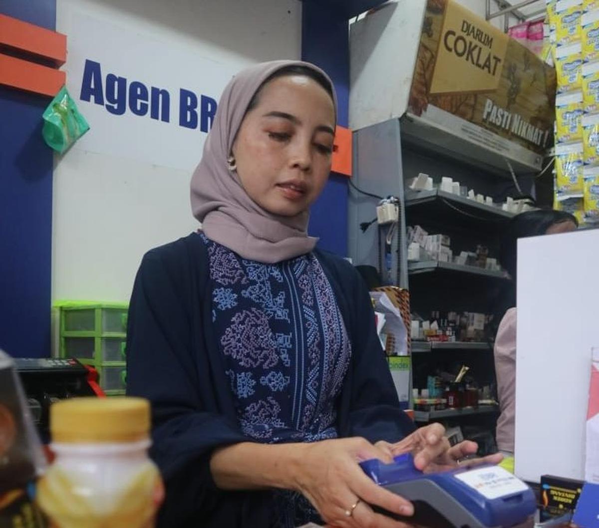 "Sejak 2023 saya pinjam di program UMi dan waktu itu saya sudah buntu mesti cari ke mana lagi. Saya pengen usaha, lalu saya ketemu lah sama Teh Ela dan Teh Ela kasih solusi dan bantu saya sampai pencairan," ungkap Iksan.