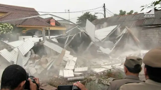 Sebuah rumah kontrakan 4 petak dibongkar paksa pemkot Jakarta Timur karena tidak memiliki IMB. Pemilik rumah sudah berkali-kali diperingatkan oleh aparat Pemkot Jaktim namun tidak mengindahkan.