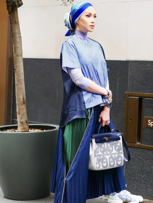 <p>Menghadirkan kesan sporty yang begitu chic, ia memberi sentuhan yang menjanjikan pada gayanya. Aksen kemeja loose disertau dengan rok pleats, berpadu sempurna dengan tas Hermes dan sneakers yang dipakainya. [Foto: Instagram/ azrinazmazharhakim]</p>