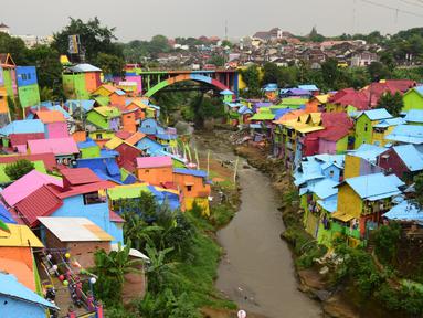 Suasana Kampung Jodipan Malang yang berada di bantaran sungai Brantas, Jawa Timur,  Kamis (5/1). Daerah ini dulu adalah pemukiman kumuh bahkan kampung tersebut termasuk dalam 11 pemukiman terkumuh di Indonesia. (Liputan6.com/Gholib)