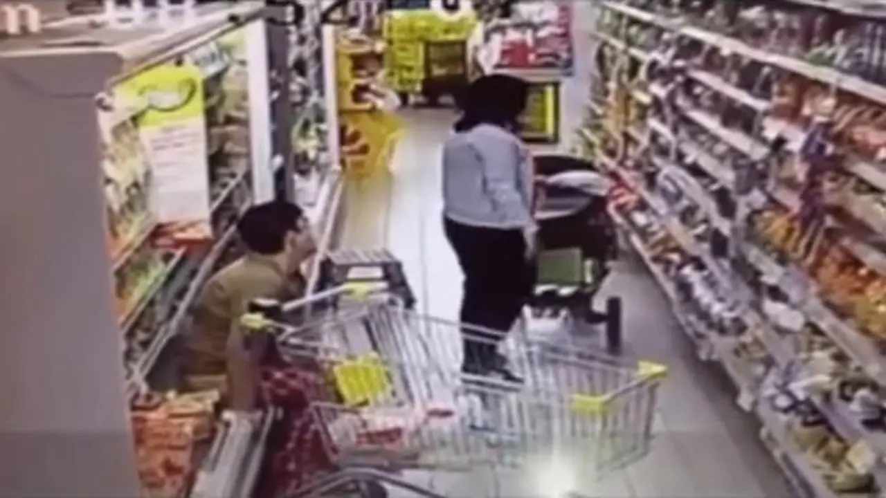 Terekam CCTV, Ibu Ini Asyik Buang Air Besar di Supermarket