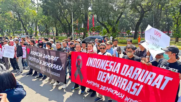 <p>Massa aksi menolak revisi UU Pilkada di depan gedung Mahkamah Konstitusi (MK), Kamis (22/8/2024). (Liputan6.com/ Nanda Perdanaputra)</p>
