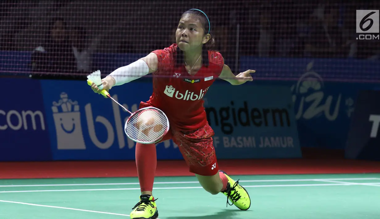 Ganda putri Indonesia, Greysia Poliisaat melawan Maiken Fruergaard/Sara Thygesen (Denmark) pada babak pertama Indonesia Open 2018 di Istora GBK Jakarta, Selasa (3/7). Greysia/Apriyani unggul 21-14, 21-13. (Liputan6.com/Helmi Fithriansyah)