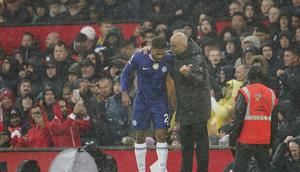 Pelatih Chelsea Enzo Maresca berbicara dengan pemainnya Reece James dalam pertandingan Liga Inggris&nbsp;melawan Manchester United di Stadion Old Trafford, Manchester, Inggris, Sabtu, 20 September 2025. (AP Photo/Dave Thompson)