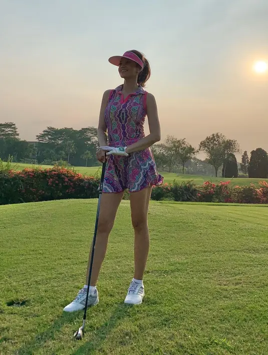 Tidak mendirikan toko, bisnis kuenya ini hanya dilakukan secara online. Ia menceritakan ragam jenis kue yang dijual. Di antaranya adalah cookies, cake, ankea lapis dan yang lainnya. (Instagram/farahquinnofficial)