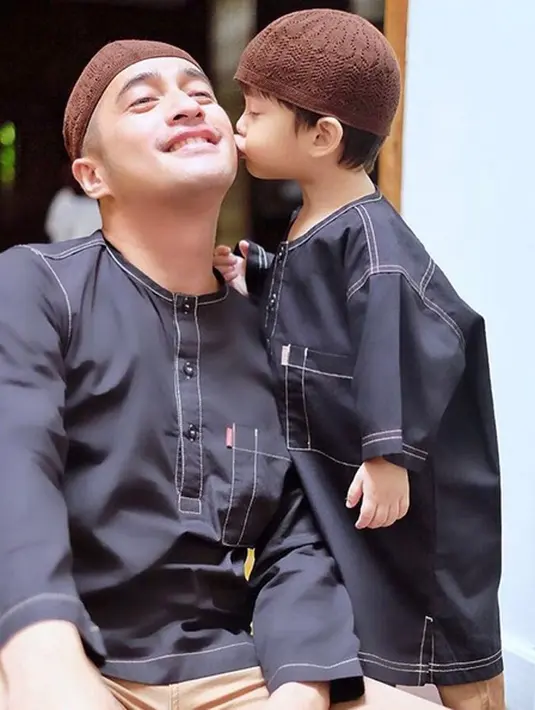 Beruntung, selama ini, ia memiliki istri yang solehah dan bisa memahami kegiatannya yang padat. Bahwa pekerjaan itu dijalani semata-mata demi keluarganya. (Instagram/irfanhakim75)