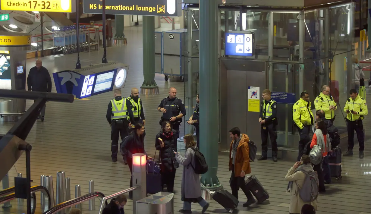 Aparat kepolisian mengecek situasi setelah alarm pembajakan pesawat berbunyi di Bandara Schiphol, Amsterdam, Rabu (6/11/2019). Pilot maskapai Spanyol, Air Europa, tidak sengaja membunyikan alarm pembajakan dari dalam pesawat sehingga memicu polisi militer mengevakuasi penumpang. (AP/Peter Dejong)
