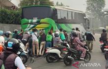 Detik-detik Bus Terbakar di Cianjur Sempat Meledak, Damkar Turunkan Dua Unit Mobil Padamkan Api