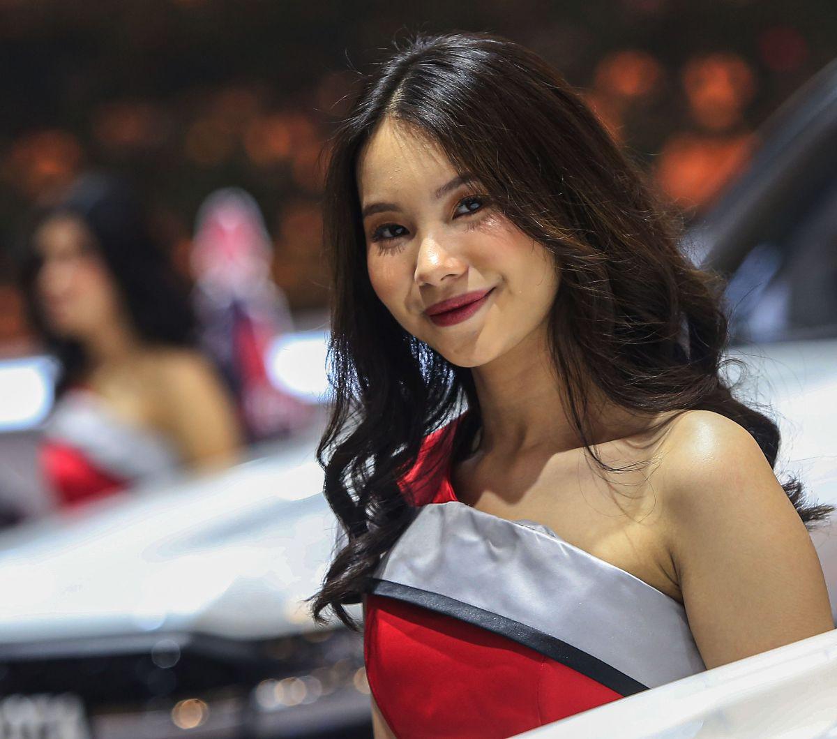 Seorang Sales Promotion Girl (SPG) berpose di sebuah mobil yang dipamerkan dalam ajang pameran Gaikindo Indonesia International Auto Show (GIIAS) 2024 di Indonesia Convention Exhibition (ICE), Kabupaten Tangerang, Banten, Kamis (18/7/2024). Kehadiran para