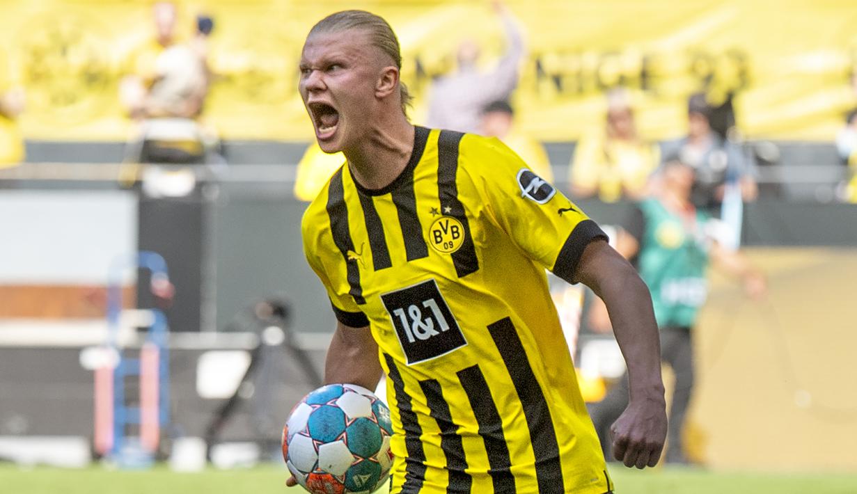 Erling Haaland. Striker Norwegia berusia 21 tahun ini telah 2,5 musim memperkuat Borussia Dortmund sejak pertengahan musim 2019/2020. Musim 2021/2022 merupakan musim terakhirnya karena musim depan ia telah menyepakati kontrak untuk bergabung bersama Manchester City dengan nilai transfer sebesar 75 juta euro. Bersama Dortmund hingga kini ia telah tampil dalam 89 laga di semua ajang dengan torehan 86 gol dan 23 assist. (dpa via AP/David Inderlied)