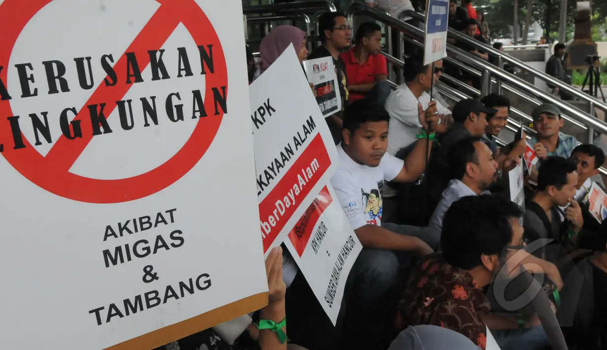 Aktivis Koalisi Anti Mafia Tambang membawa poster saat aksi damai di halaman gedung KPK, Jakarta, Jumat (13/3/2015). Mereka menolak kriminalisasi KPK yang selama ini konsisten melakukan upaya pemberantasan korupsi. (Liputan6.com/Herman Zakharia)