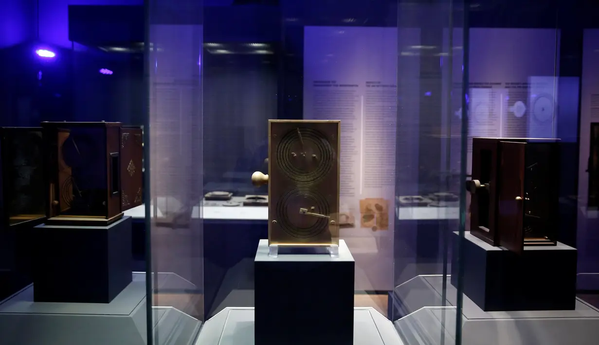 Replika Mekanisme Antikythera ditampilkan di Museum Arkeologi Nasional, Athena , Yunani 9 Juni 2016. Ditemukan di bawah laut, Ilmuwan kini masih melakukan pencarian artefak atau peninggalan terkait alat ini. (GAMBAR REUTERS / Alkis Konstantinidis)