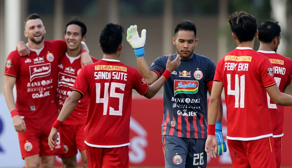 Para pemain Persija Jakarta merayakan kemenangan atas Kalteng Putra pada laga Liga 1 2019 di Stadion Madya, Jakarta, Selasa (20/8). Persija menang 3-0 atas Kalteng Putra. (Bola.com/M Iqbal Ichsan)