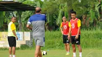 Dua mantan penggawa timnas Indonesia, Nova Arianto (ketiga dari kiri) dan Ponaryo Astaman (kanan) terlihat mengikuti kursus kepelatihan lisensi B AFC di Sawangan, Depok, Jawa Barat (5/12/2014). (Liputan6.com/Helmi Fithriansyah)