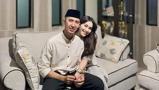 Gaya Bucin Ayu Ting Ting dan Calon Suami Pakai Baju Couple di Momen Ramadan