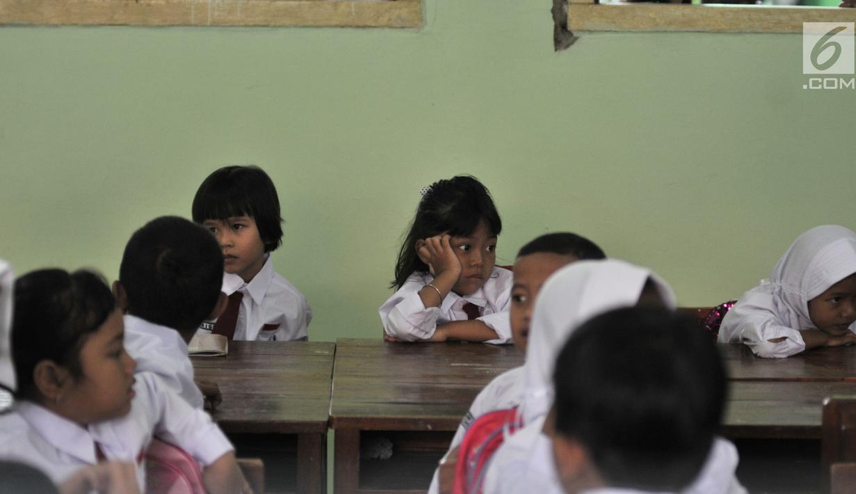 Foto Ekspresi Para Murid Baru Di Hari Pertama Masuk Sekolah News Liputan6com