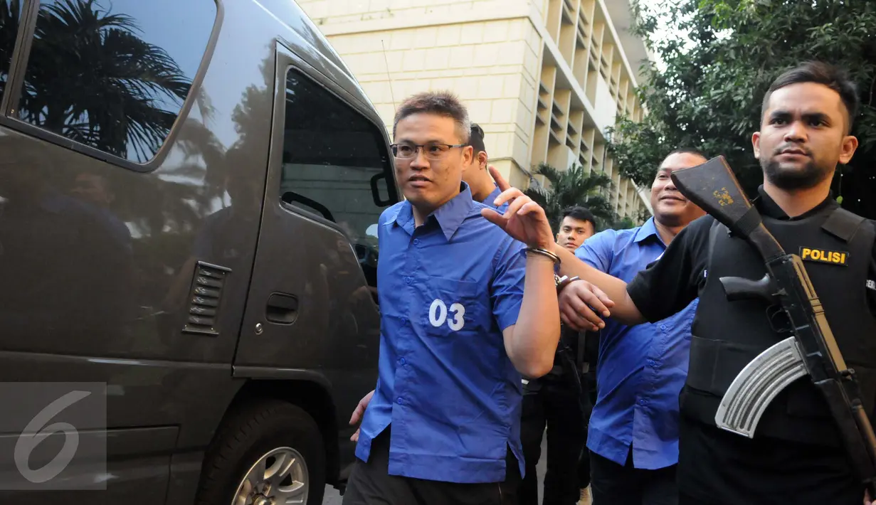 Petugas membawa tersangka ke mobil tahanan usai rilis sindikat pengedar narkoba jaringan internasional di Rupatama Mabes Polri, Jakarta, Rabu (24/8). Dittipidnarkoba Bareskrim Polri mengamankan 63,1 kg sabu dari 7 orang pelaku. (Liputan6.com/Helmi Afandi)