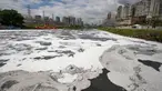 Busa menyelimuti sebagian Sungai Pinheiros di Sao Paulo, 22 Oktober 2020. Akibat pembuangan limbah domestik dan limbah padat selama bertahun-tahun, pemerintah Sao Paulo kembali mencoba membersihkan Sungai Pinheiros yang dianggap sebagai salah satu paling tercemar di Brasil. (AP/Andre Penner)