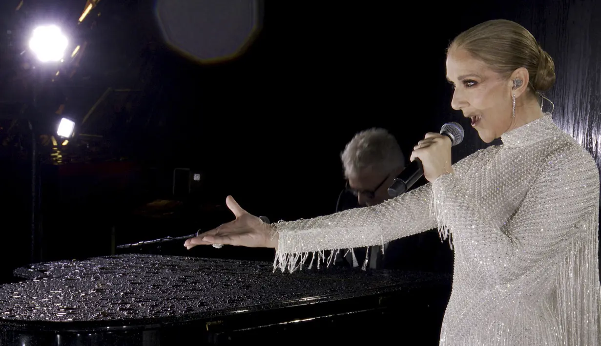 Celine Dion comeback ke panggung menyanyikan lagu klasik Edith Piaf "L'Hymne A l'Amour" untuk menutup upacara pembukaan Olimpiade Paris.  (Olympic Broadcasting Services via AP)