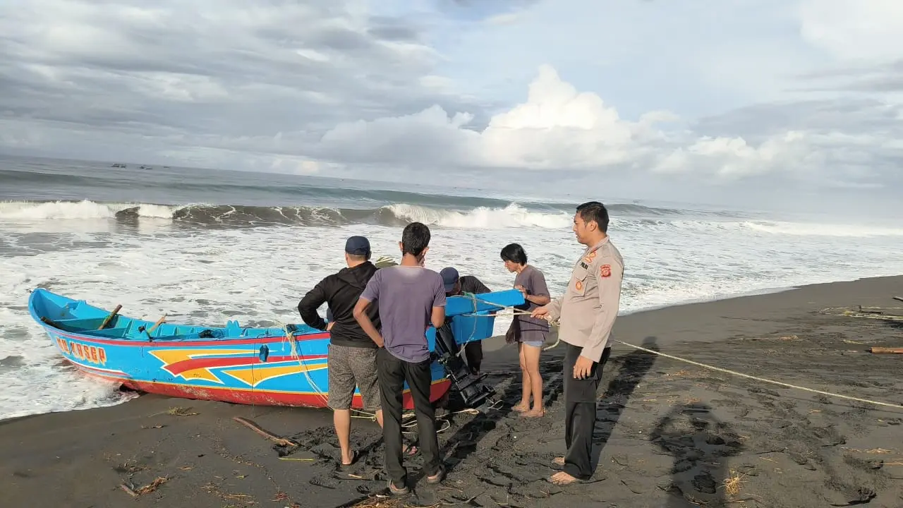 Petugas Satpol Air Undara, Polres Tasikmalaya dibantu warga mengevakuasi bangaki perahu nelayan yang terhempas gelombang tinggi di perairan Mandalajaya, Kecamatan Cikalong, Kabupaten Tasikmalaya. (Liputan6.com/Jayadi Supriadin)