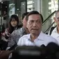 Kepala Staf Kepresidenan Luhut Binsar Panjaitan mendatangi Gedung KPK, Jakarta, Jumat (19/6/2015). Kedatangan Luhut untuk menyerahkan laporan harta kekayaan penyelenggara negara (LKHPN). (Liputan6.com/Helmi Afandi)