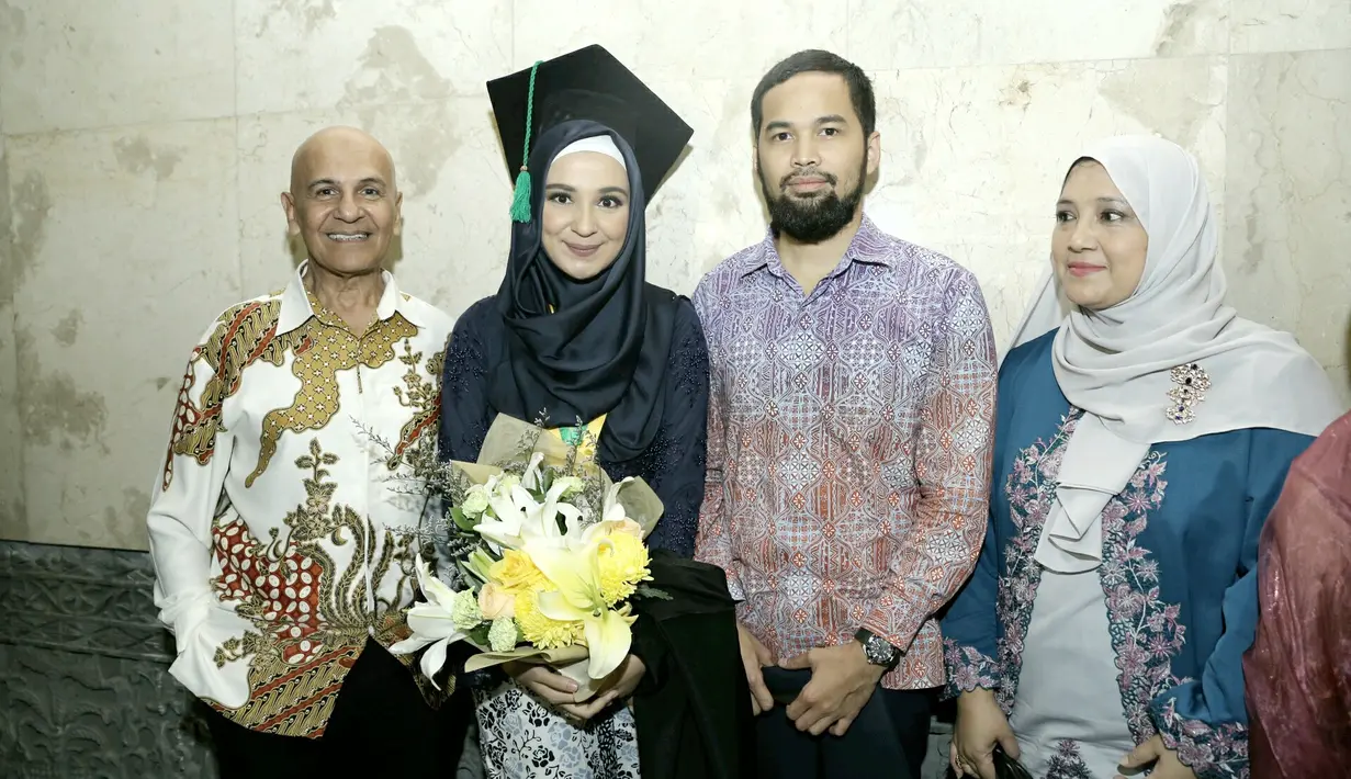 Bintang sinetron Cinta Fitri itu sempat mengambil cuti kuliah lantaran melahirkan dua anaknya. Akhirnya, perjuangan sejak masuk universitas pada 2010 itu, kini membuatnya lega. (Galih W. Satria/Bintang.com)