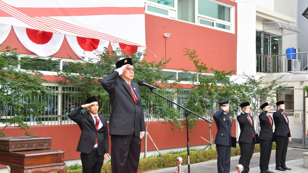 Duta Besar Indonesia untuk Korea Selatan Gandi Sulistiyanto memimpin upacara peringatan HUT ke-78 RI di KBRI Seoul, Kamis (17/8/2023). (Dok: KBRI Seoul/Kemlu)