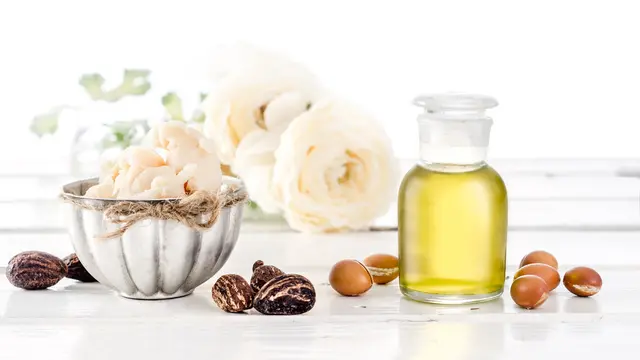 13 Tips Perawatan Rambut Rusak yang Praktis Dilakukan, Nggak Perlu ke Salon Cukup di Rumah Aja