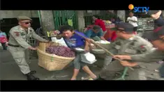 Razia ini merupakan lanjutan dari program bulan tertib trotoar, karena masih banyak pedagang yang berjualan di trotoar Pasar Tanah Abang.
