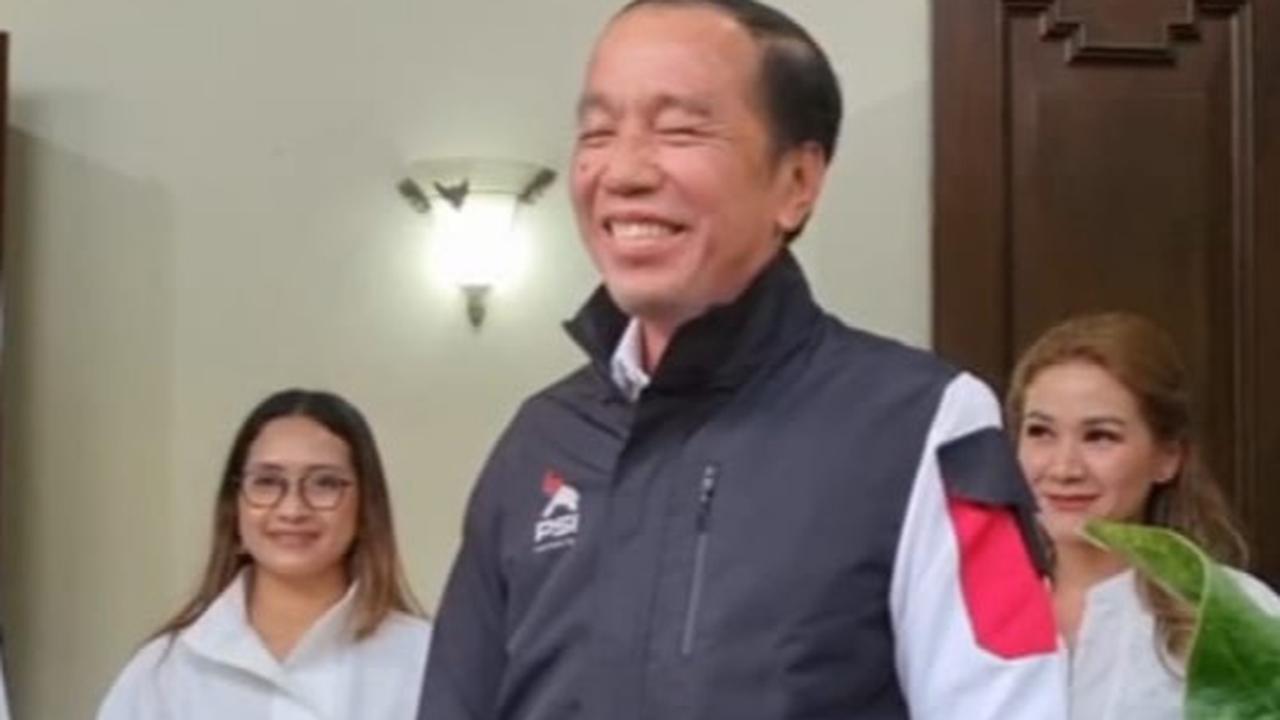 Jokowi kenakan jaket PSI