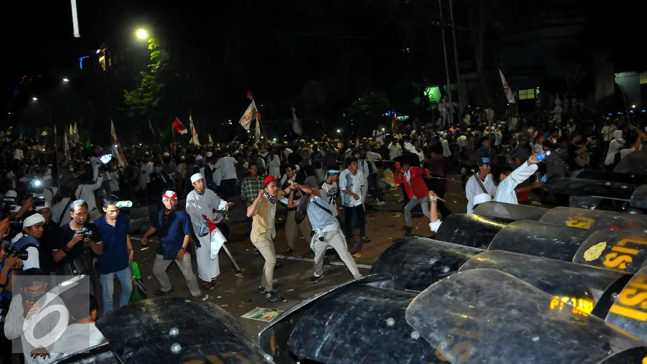 20161104- Massa Aksi Damai terlibat Bentrok dengan Polisi-Jakarta- Angga Yuniar