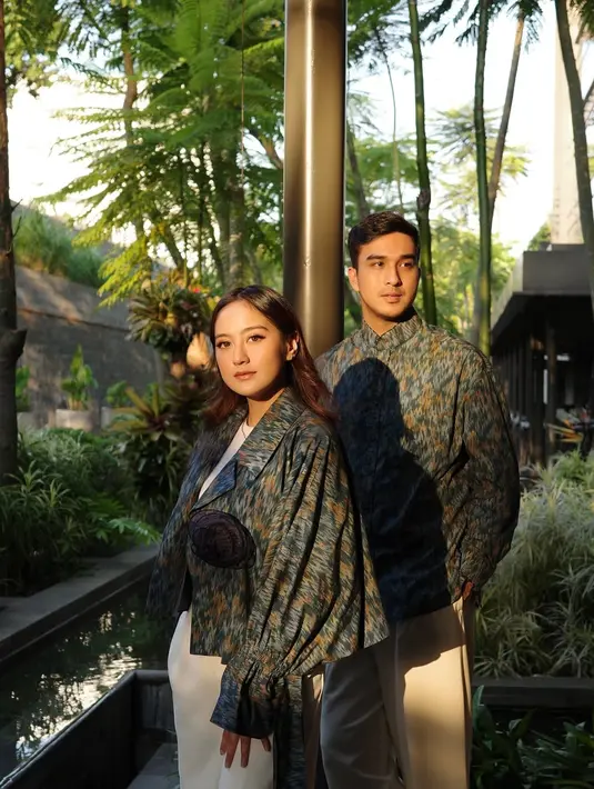 Salshabilla Adriani dan Ibrahim Rasyid terlihat kompak kenakan busana dari Ikat Indonesia [@salshabillaadr]