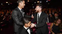 Keduanya selalu bersaing meraih gelar untuk tim maupun gelar individu. Keduanya sama-sama koleksi banyak gelar Ballon D'Or yang menjadi bukti Ronaldo dan Messi memang mumpuni. Sebagai rival lebih dari sedekade, Messi dan Ronaldo selalu dikait-kaitkan jadi pesepak bola terbaik di dunia. (AFP/Ben Stansall)