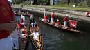 Petugas mencari angsa untuk disensus dalam Swan Upping di Shepperton, Inggris (18/7). Tradisi unik penghitungan angsa ini dimulai sejak abad 12 dan telah berusia sekitar 900 tahun. (REUTERS/Toby Melville)