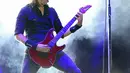 Aksi gitaris Megadeth, Kiko Loureiro saat tampil menghibur penonton Jogjarockarta 2018 di Stadion Kridosono, Yogyakarta (27/10). Megadeth mengakhiri penampilannya dengan lagu 'Holy Wars... The Punishment Due'. (Fimela.Com/Bambang E.Ros)