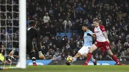 Pemain Manchester City, Sergio Aguero mencoba melepaskan tembakan ke gawang West Bromwich pada lanjutan Premier League di The Etihad Stadium, Manchester, (31/1/2018). Manchester City menang 3-0. (Martin Rickett/PA via AP)