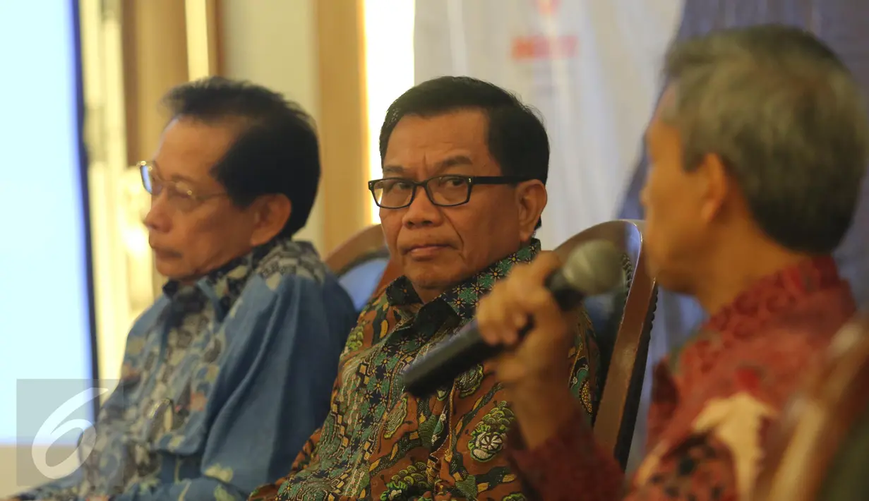 Direktur Utama BRI Asmawi Syam (tengah) menghadiri acara diskusi Indonesia CEO Talks di Jakarta, (17/5). Diskusi membahas peran industri Jasa Keuangan sebagai motor penggerak perekonomian bangsa di era MEA. (Liputan6.com/Angga Yuniar)