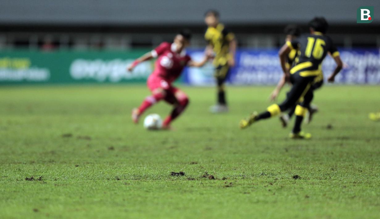Kualitas rumput Stadion Pakansari turut jadi faktor yang memengaruhi buruknya penampilan Garuda Asia dalam laga yang sangat menentukan itu. (Bola.com/Ikhwan Yanuar)