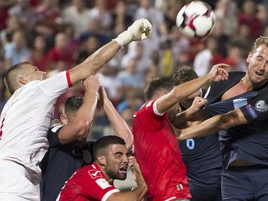 Harry Kane berebut bola dengan para pemain Malta pada laga grup F kualifikasi Piala Dunia 2018 di  Ta Qali stadium, Valletta, Malta, (1/9/2017). Inggris menang 4-0. (AP/Rene Rossignaud)