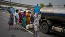 Pemerintah kota setempat telah memberikan sejumlah bantuan diantaranya, pengadaan air bersih bagi para pengungsi. (AP Photo/Altaf Qadri)