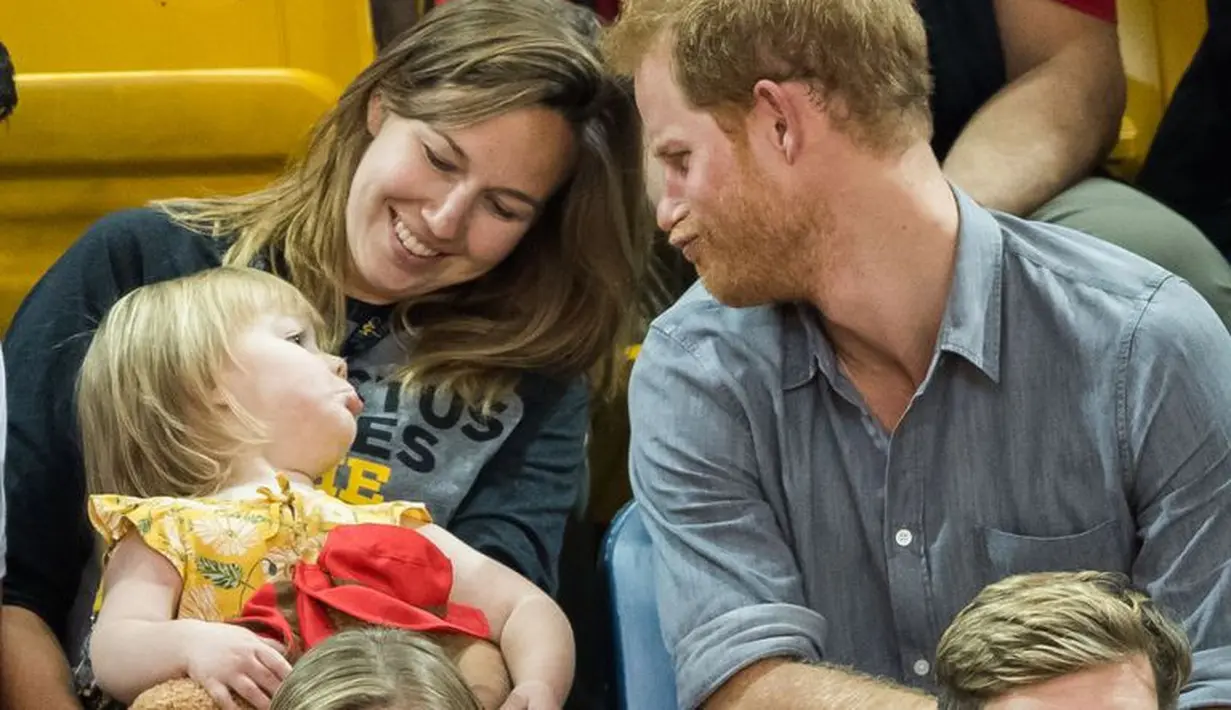Kedekatan Pangeran Harry dengan anak kecil memang sering kali bikin yang melihat gemas. (Getty Images/Cosmopolitan)