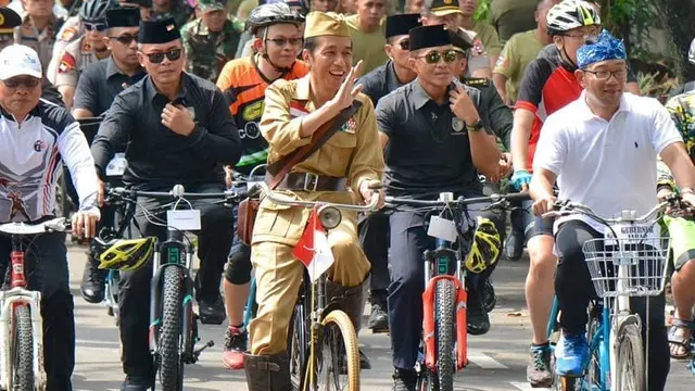 Peringati Hari Pahlawan, Begini Kerennya 7 Aksi Jokowi 'Ngontel' Keliling Bandung
