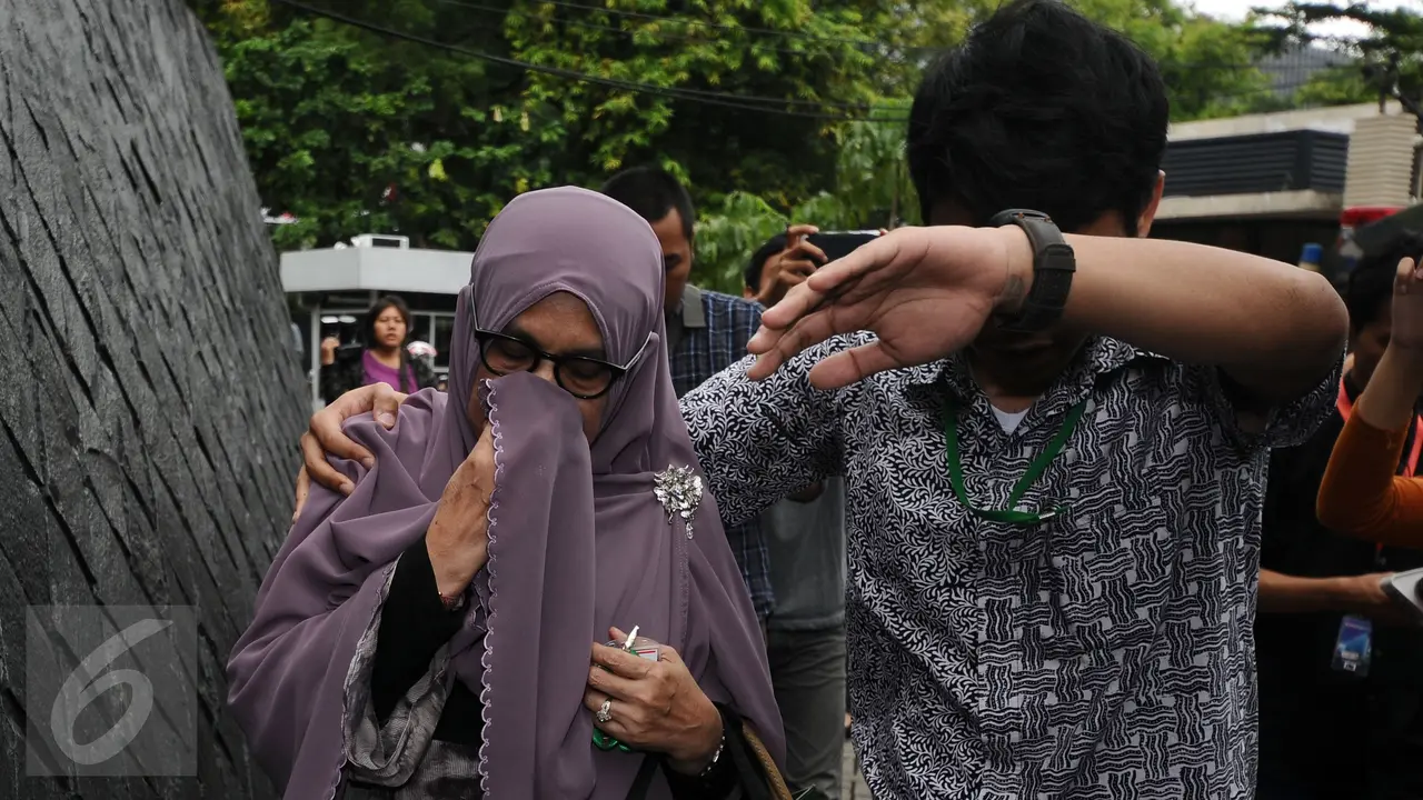 20170130-Datang ke KPK, Istri Patrialis Akbar Tutupi Wajah-Jakarta