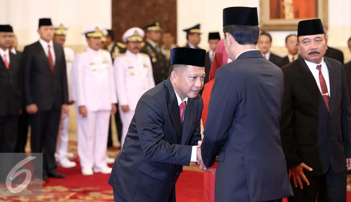 Kepala BNPT yang baru, Irjen Tito Karnavian berjabat tangan dengan Presiden Jokowi usai pelantikan di Istana Negara, Jakarta, Rabu (16/3). Tito dilantik menjadi Kepala BNPT dari jabatan sebelumnya Kapolda Metro Jaya. (Liputan6.com/Faizal Fanani)