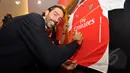  Pires menandatangani jersey Arsenal saat konfrensi pers terkait promosi tur pramusim Arsenal di Kota Kasablangka, Jakarta, Jumat (23/1/2015). (Liputan6.com/Miftahul Hayat)