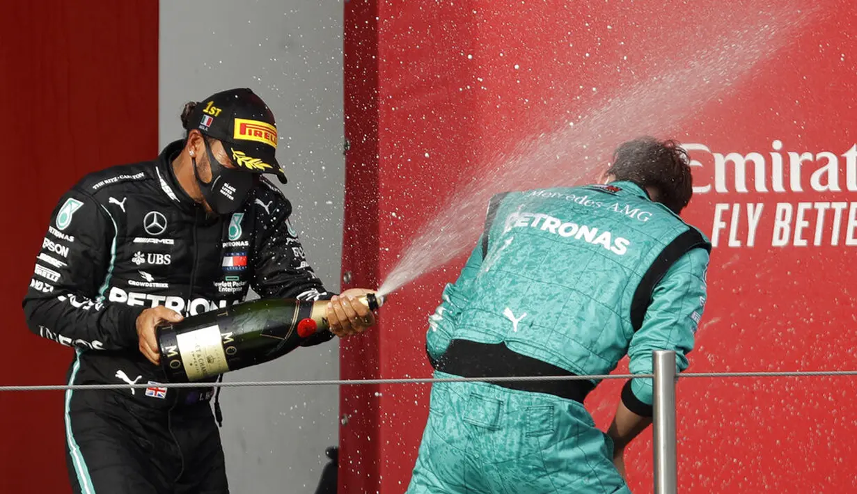 Pembalap Mercedes Lewis Hamilton (kiri) merayakan kemenangan bersama anggota tim Mercedes pada F1 GP Emilia Romagna di arena balap Enzo dan Dino Ferrari, Imola, Italia, Minggu (1/11/2020). Lewis Hamilton keluar sebagai juara F1 GP Emilia Romagna 2020. (AP Photo/Luca Bruno, Pool)
