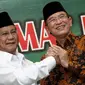 Ketua Umum PPP, Suryadharma Ali bersama calon Presiden dari partai Gerindra, Prabowo Subianto bersalam komando bersama seusai memberikan keterangan kepada sejumlah wartawan di Kantor DPP PPP, Jakarta, Jumat (18/4/14). (Liputan6.com/Faizal Fanani)