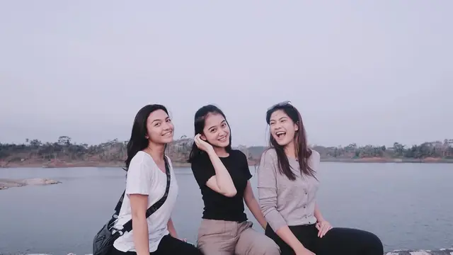 Kompak, Ini 6 Potret Kedekatan Esta Pramanita Dengan Pemain Anak Langit