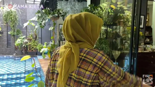 7 Potret Rumah Amy Qanita Ibunda Raffi Ahmad, Klasik dan Asri Penuh Tanaman